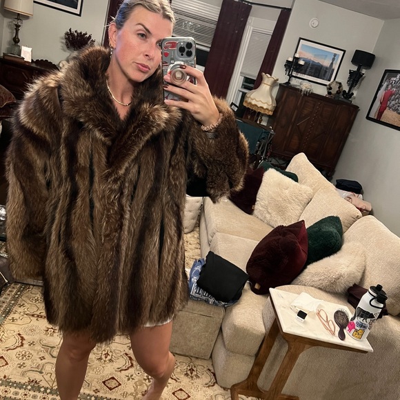 Luxurious Brown Fur Coat - Picture 1 of 5
